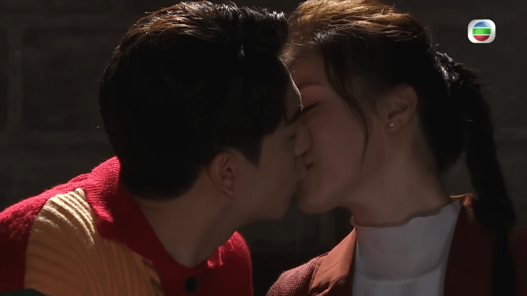 二人竟然在葉蒨文面前深情一吻！